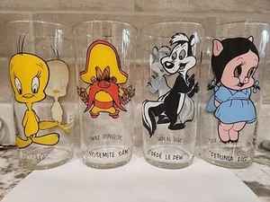 Warner Bros Looney Tunes vtg drinking glasses 1973 Tweety PePe Sam Petunia Pig - Picture 1 of 3