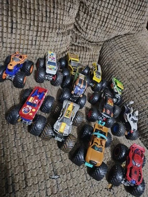 Hot Wheels Monster Jam Truck Lote de 12 Super Mario Scooby Spiderman Mutt Potty 1:64 Foto 1 de 4