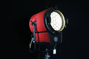 Mole-Richardson 900W Vari-Senior Fresnel Light - Picture 1 of 13