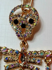 C & C California ~ goldfarbene Halskette mit Strass-Skelett-Anhänger mit Gelenken neu im Karton! - Bild 1 von 5