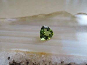 Echter Peridot Trillion facettiert Edelstein Fasserstein 67 - Bild 1 von 12
