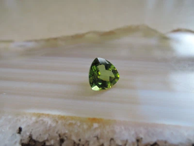 Echter Peridot Trillion facettiert Edelstein Fasserstein 67 - Bild 1 von 4