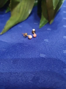Koralle Ohrstecker,4mm,Goldfarbenes Metall. - Bild 1 von 1