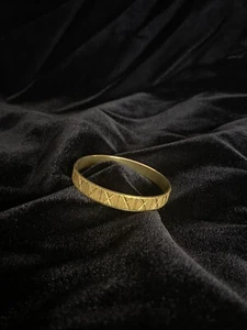 Trifari signiertes strukturiertes goldfarbenes Armband - Bild 1 von 4