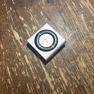 Broken Apple iPod shuffle 4th Generation Silver (2 GB) Needs Battery A-1373 - Picture 1 of 3