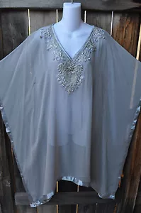 TUNICA ART TO WEAR STILE PONCHO FLUENTE CON PERLINE A MANO IN ARGENTO E GRIGIO, MED+! - Foto 1 di 5