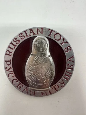 Broche Vintage Pin Insignia Juguetes Rusos Arte Popular Muñeca Anidación Imagen URSS Soviética Foto 1 de 4