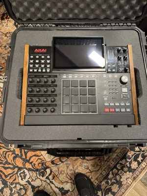 Secuenciador de muestreo independiente Akai MPC x con lados de madera probado funcionando y estuche rígido Foto 1 de 4