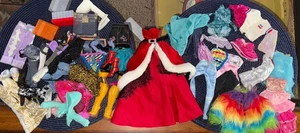 Mix Konvolut Barbie/Puppenkleidung und Zubehör - Bild 1 von 10