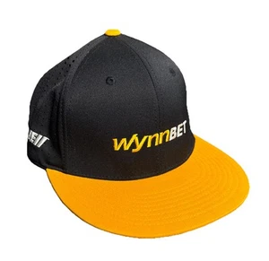 Sombrero ajustado Flexfit WynnBET negro/dorado/plateado L-XL premium transpirable nuevo sin etiquetas - Imagen 1 de 6