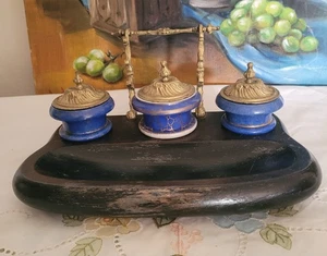Antikes Tintenfass Set Messingdeckel blau Porzellan Holzsockel  - Bild 1 von 22