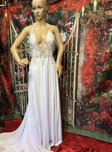 Elegant Silk Tulle Appliqué Wedding Gown - Picture 1 of 4