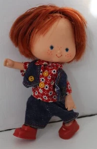 Muñeca Strawberry Shortcake vintage en chaleco y pantalones vaqueros  - Imagen 1 de 5