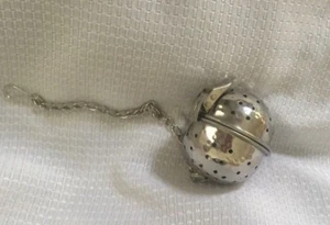 Infusor de té William Sonoma Tea Ball nuevo sin etiquetas - Imagen 1 de 3