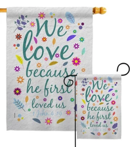Er liebt uns zuerst Gartenfahne religiöse Bibelverse Deko Hof Haus Banner - Bild 1 von 19