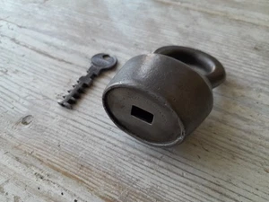 Candado antiguo con una llave diseño marca orden de trabajo coleccionista DU14 - Imagen 1 de 5