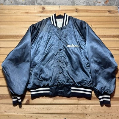 Jaqueta Bombardeiro de Cetim Vintage Anos 80 Wilson Snap Button Streetwear Masculina - Tamanho XL - Imagem 1 de 4