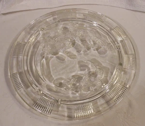 Vintage 1950er Klarglas 3 Fuß Kuchenplatte gepresstes Rosendesign 11 1/2 Zoll - Bild 1 von 8