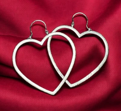 Brincos de argola de coração Juicy Couture tom prata grande 2” - Imagem 1 de 3