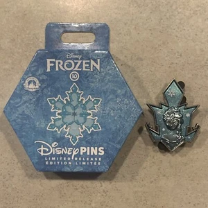 Elsa Frozen Fiocco di Neve Puzzle 10° Anniversario Mistero Disney Spilla B02 Nuovo - Foto 1 di 9