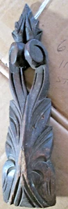 ANTIGUO FRONTÓN DE MUEBLES DE MADERA TALLADA ORNAMENTADO, 6 3/4"x1 9/16"x1 3/16" USADO - Imagen 1 de 2