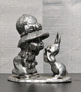 Michael Ricker Niña Peltre con Conejo Estatuilla Artesanal Coleccionable 2" - Imagen 1 de 6
