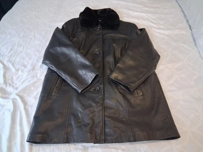 Abrigo de cuero grande Charles Klein para mujer de piel sintética cuello extraíble forro con cremallera Foto 1 de 4