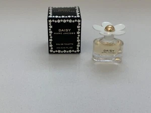 DAISY BY MARC JACOBS MINI PERFUME FOR WOMEN EDT SPLASH 0.13 OZ / 4 ML NEW IN BOX - Picture 1 of 1