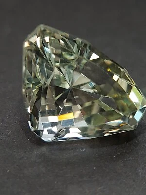 Única piedra preciosa de kuncita verde - gran espodumeno natural facetado 15,00 CTS Foto 1 de 4