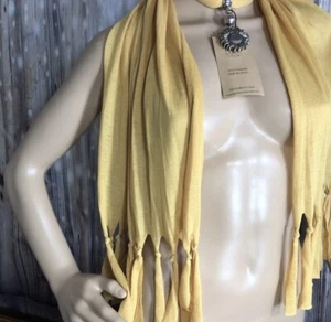 NUEVO CON ETIQUETAS Accesorios Dunas Hecho a Mano Relajado Moda Bufanda Amarilla con Colgante Corazón - Imagen 1 de 4