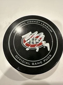 Nick Suzuki Montreal Canadiens Autogramm Official Game Puck signed - Bild 1 von 2