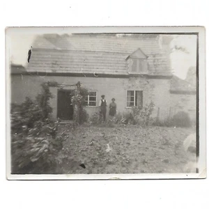 Foto antica C1900 uomo e donna inquietanti lontani sfocati snapshot infestati - Foto 1 di 4