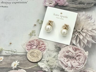 Pendientes con flores y perlas Kate Space New York Loves Me Foto 1 de 4