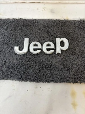 2005 - 2010 JEEP GRAND CHEROKEE OEM JEEP LIFTGATE TAILGATE EMBLEM GC1 - Image 1 of 4
