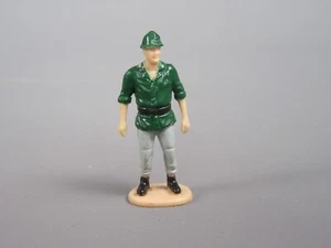 B489 Vintage Figura Pedestal Hombre Pie Uniforme Verde Juguete Plástico H 3.4 CM - Picture 1 of 6