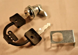 MZ ES ETS TS 125 150 Schloß Werkzeugdeckel Blech Sicherungsblech Werkzeugkasten - Bild 1 von 2