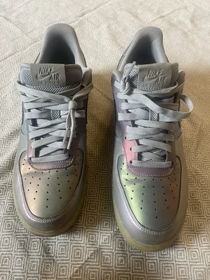 Nike Air Force 1 '07 LV8 Bajo Iridiscente Talla -10 Foto 1 de 4
