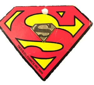 Vintage 1977 DC comics Superman Gold tone Metal Tie Lapel Pin on original Card - Picture 1 of 3