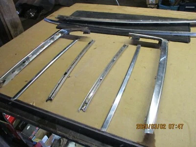 1967 PONTIAC GRAND PRIX CONVERSÍVEL PARA-BRISA PILAR POSTE CONJUNTO DE ACABAMENTO MOLDURAS - Imagem 1 de 4