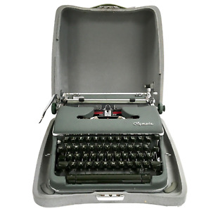 Vintage Olympia De Luxe Typewriter Werke AG. Wilhelmshaven EUC Model 1445408