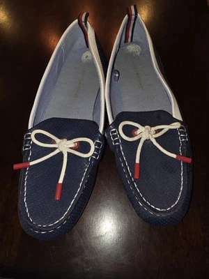 Mocasines Tommy Hilfiger talla 8 1/2 con detalles en blanco y rojo Foto 1 de 3