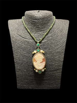 Collana in giada e ciondolo in cammello antico realizzati a mano - Immagine 1 di 4