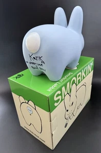 Frank Kozik FIRMADO Kidrobot 10" GID Blue Labbit + INSC AUTOGRAFIADO Nuevo en Caja - Imagen 1 de 10