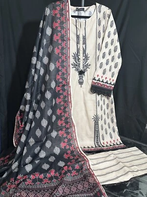 Sadabahar Brand Beautiful Printed Lawn Summer Collection’ 24 -2 Medium Size -$44 - Image 1 of 4