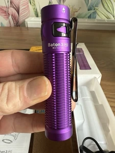 Linterna antorcha LED Olight Baton 3 Pro púrpura blanco frío 1500 lúmenes - Imagen 1 de 11