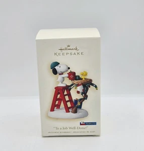 Hallmark Keepsake Snoopy Peanuts Adorno Navidad A UN TRABAJO BIEN HECHO "Saludos" - Imagen 1 de 6