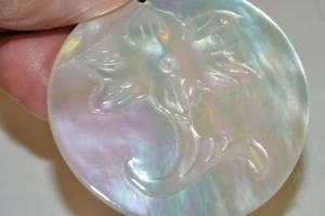 41mm "Iridescent /Elegant"~Rainbow MOTHER OF PEARL Daffodil Disc Pendant O1332 - Picture 1 of 7