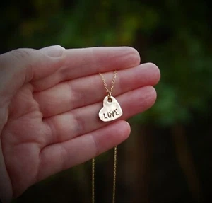 9ct Gold "LOVE" Heart Pendant and Chain. - Picture 1 of 4