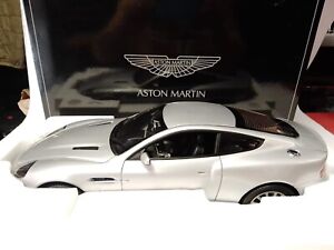 Kyosho Aston Martin Vanquish silver 1/12 08603S2