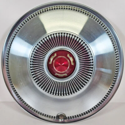 👀 ONE 1965 Chrysler Newport # 562 14" calota/tampa de roda OEM # 2823865 USADO ✅ - Imagem 1 de 4